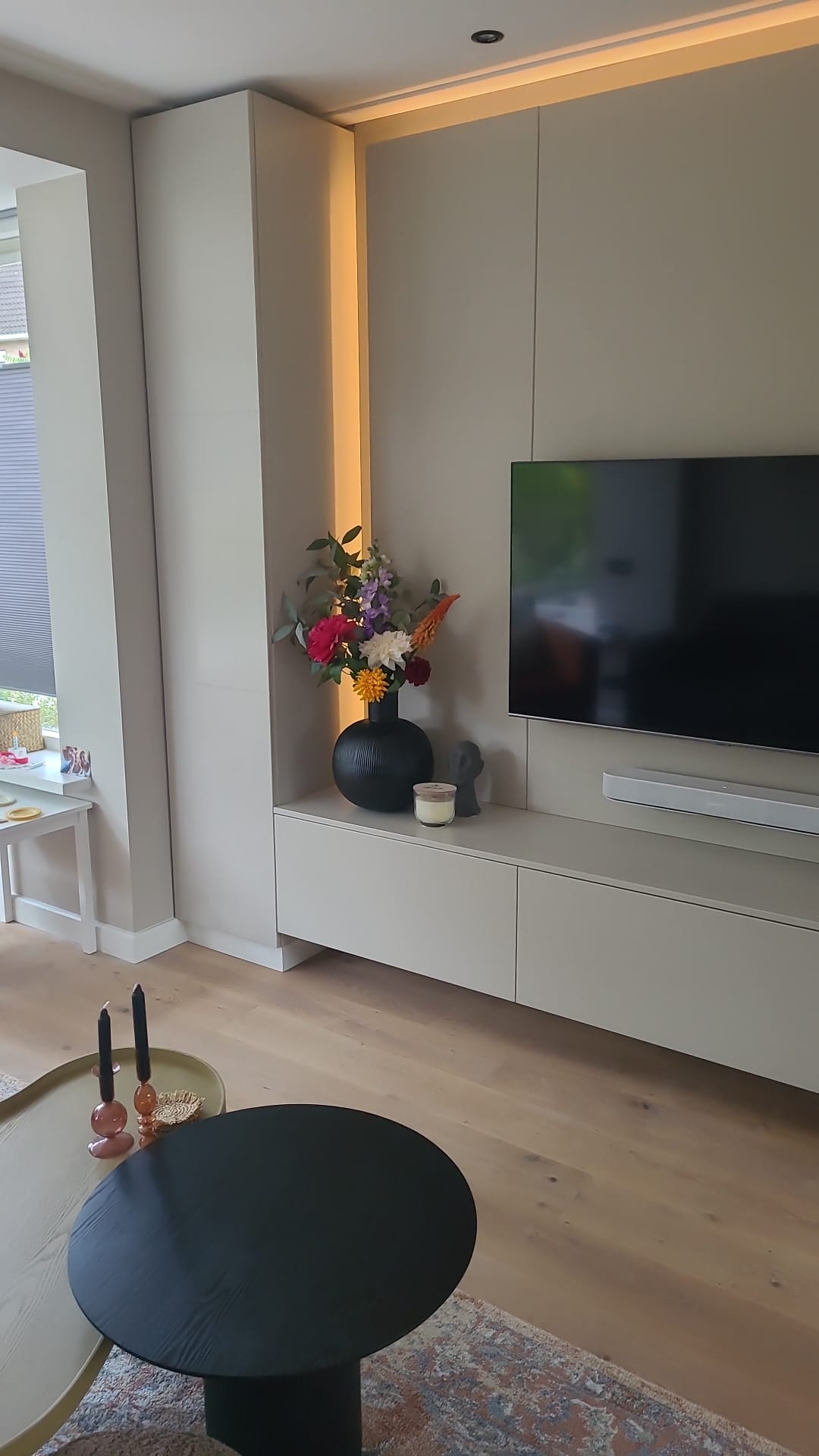 Kastenwand met LED-sfeerverlichting bij daglicht