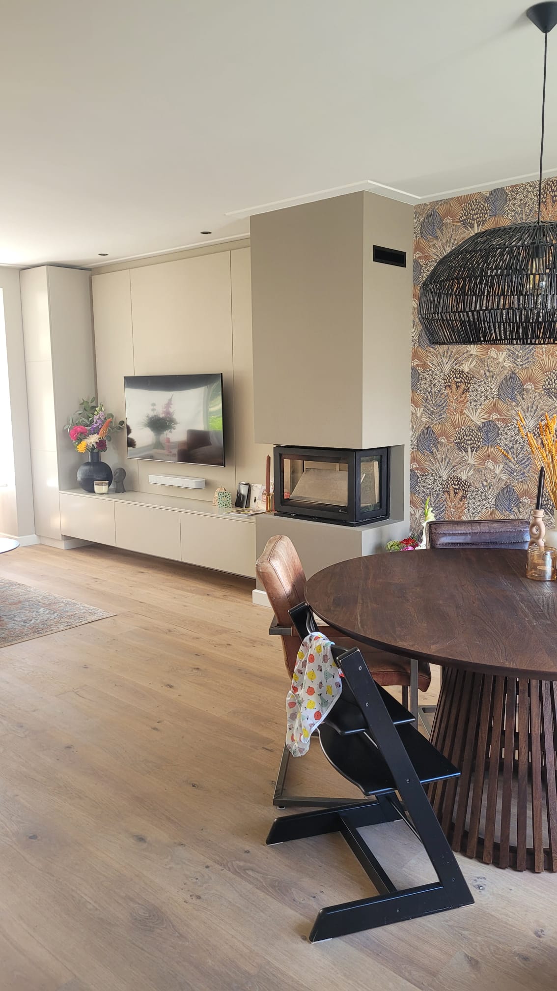 Overzicht woonkamer met maatwerk kastenwand en kachelombouw
