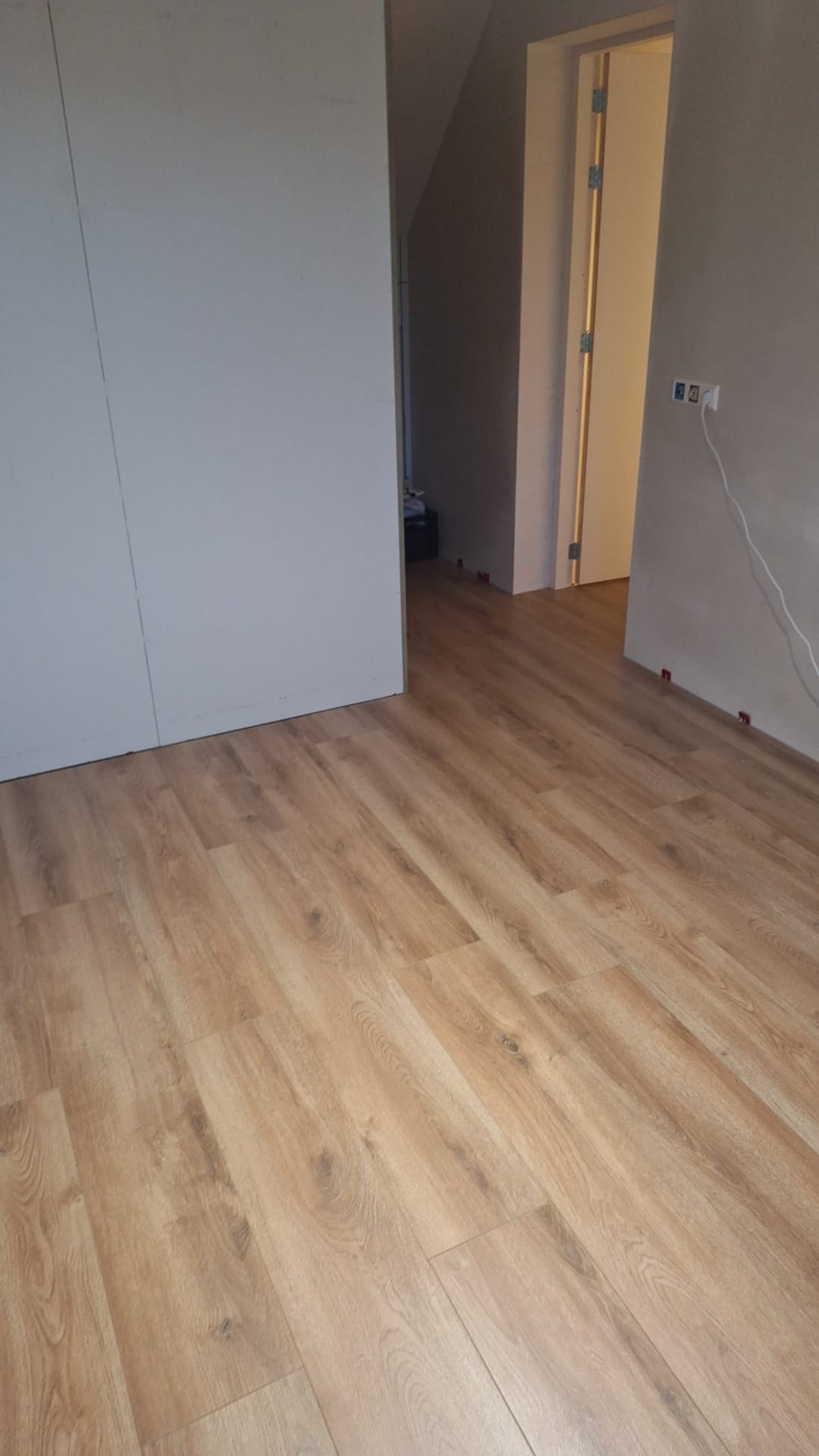 Afgewerkte kamer met vloer in de dakopbouw