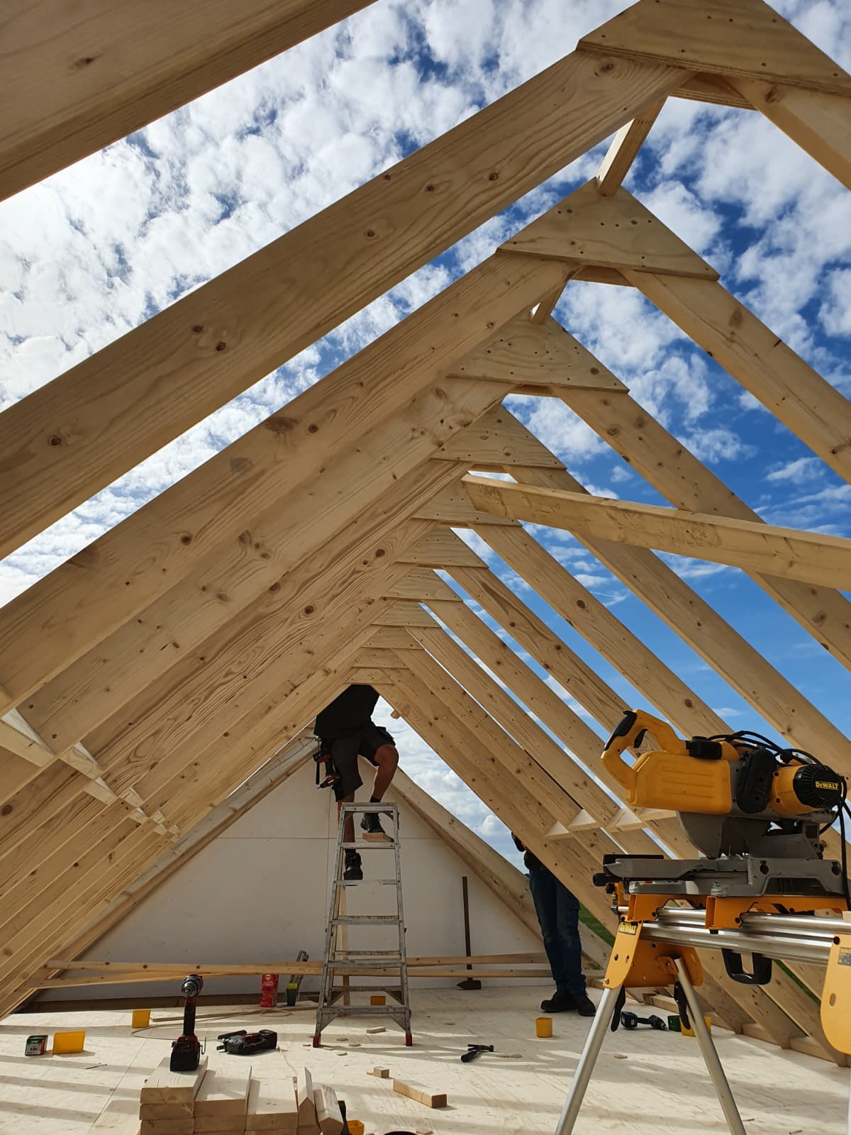 Houten kapconstructie tegen blauwe lucht