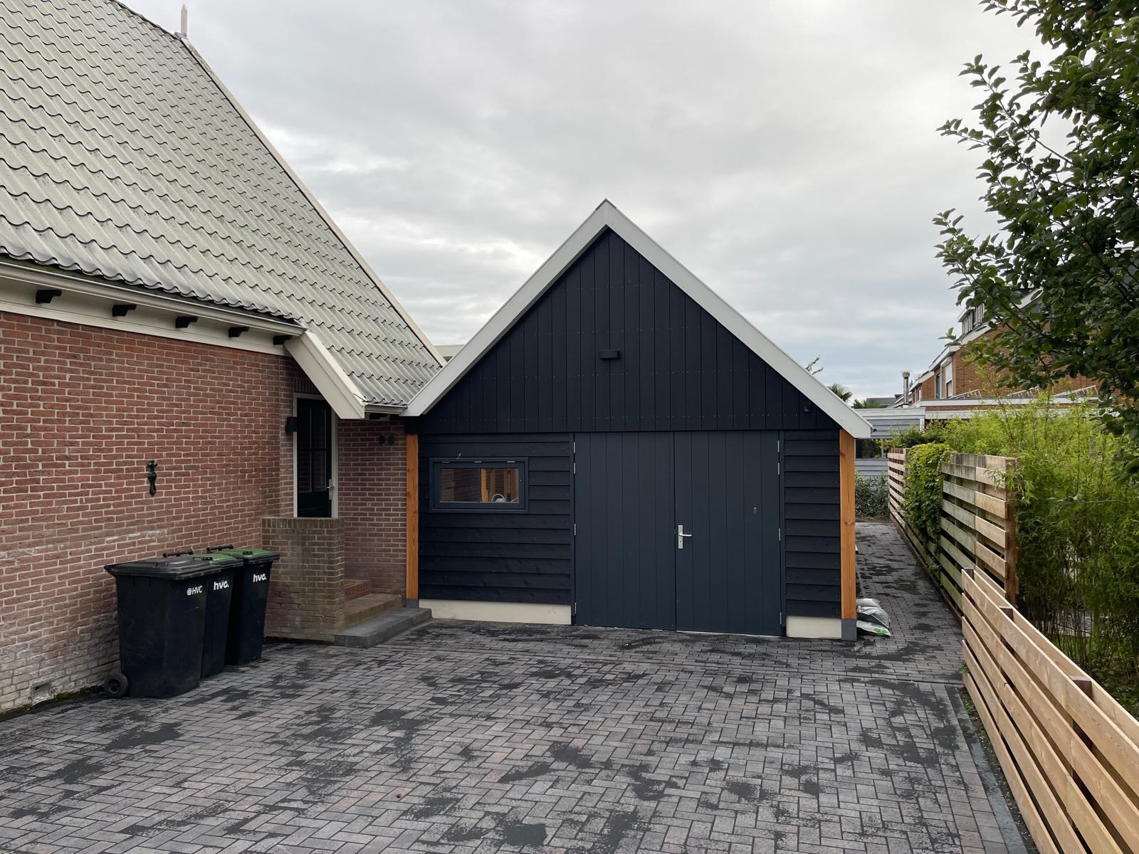 Overkapping met tegelvloer kort na oplevering